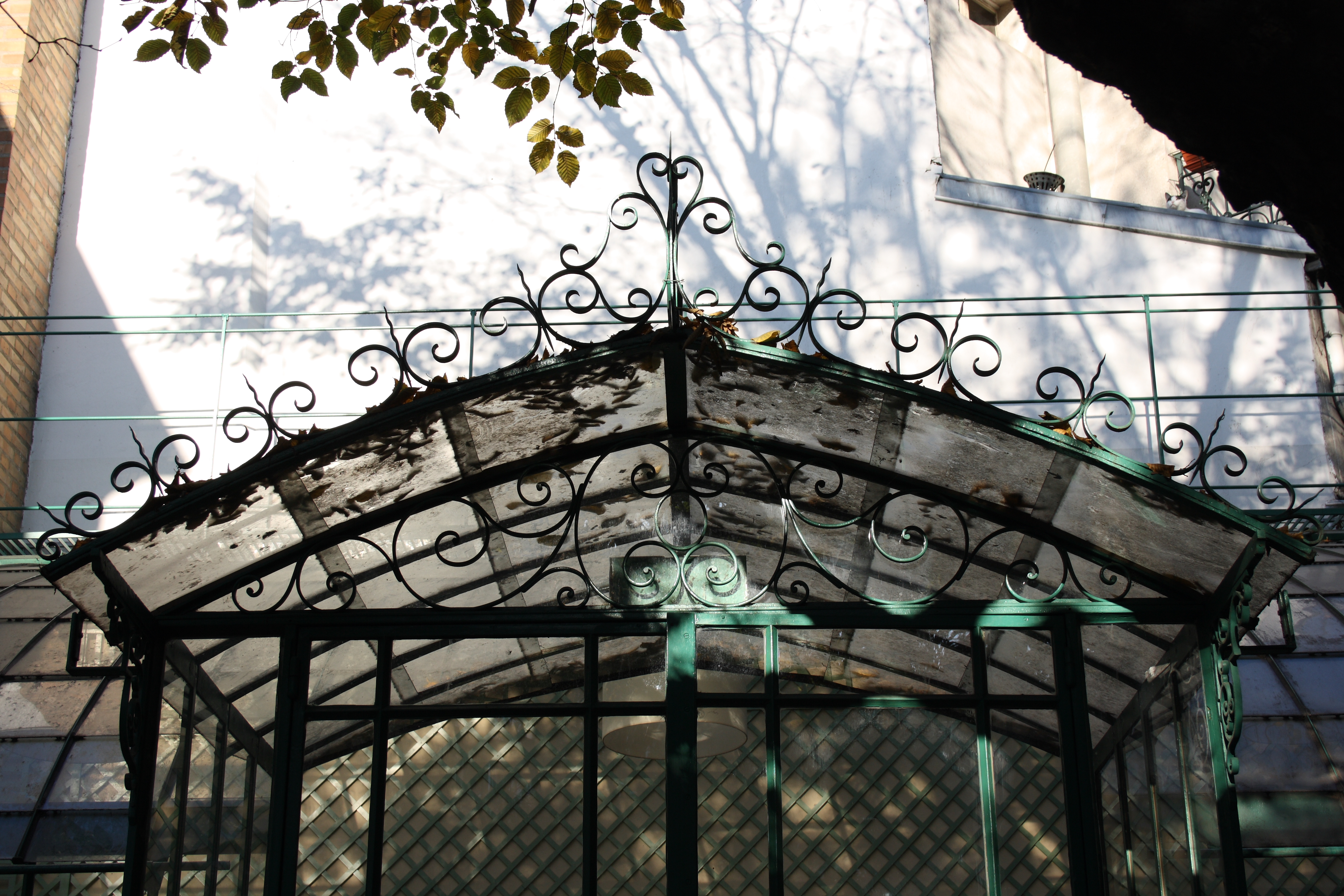 Veranda in ferro battuto nel giardino del musée de la Vie romantique