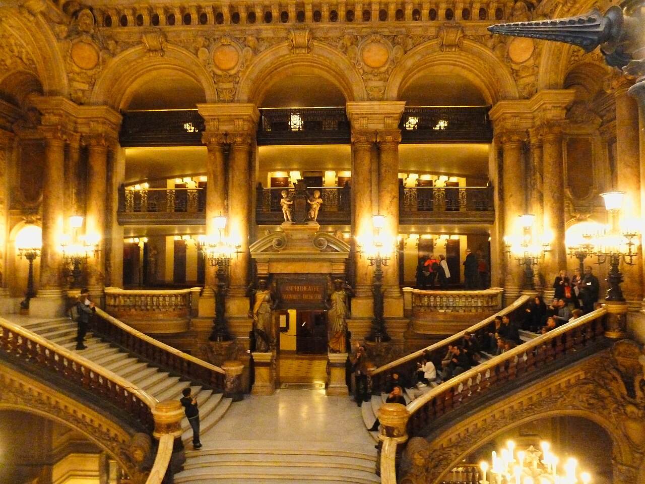Okolice Opéra Garnier: trasa spacerowa po Paryżu Haussmanna
