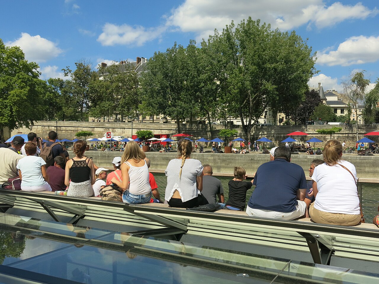 Paris Plages en el quai des Célestins, visto desde el Sena
