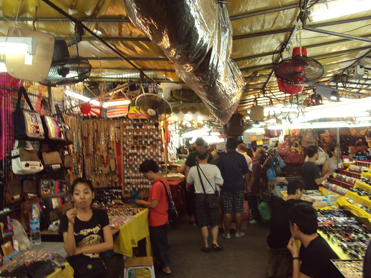 Les allées couvertes du marché de nuit de Patpong