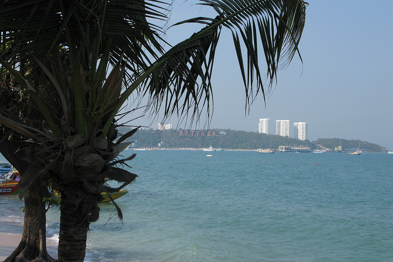 La baie de Pattaya et la colline de Pratumnak, avec les lettres PATTAYA