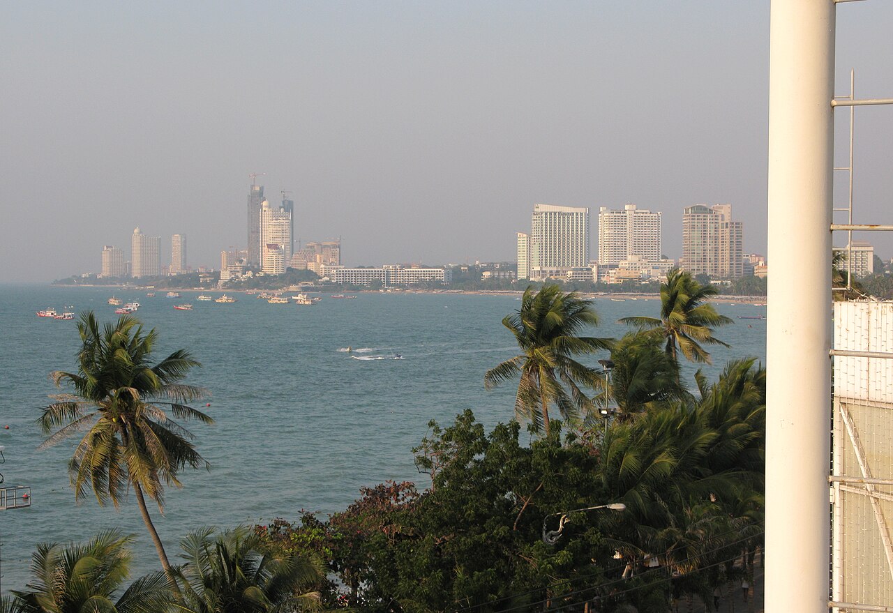 La baie de Pattaya, ses palmiers et ses tours