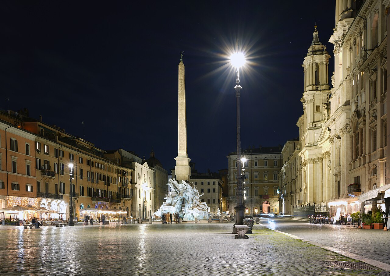 La place Navone et la fontaine des Quatre-Fleuves la nuit
