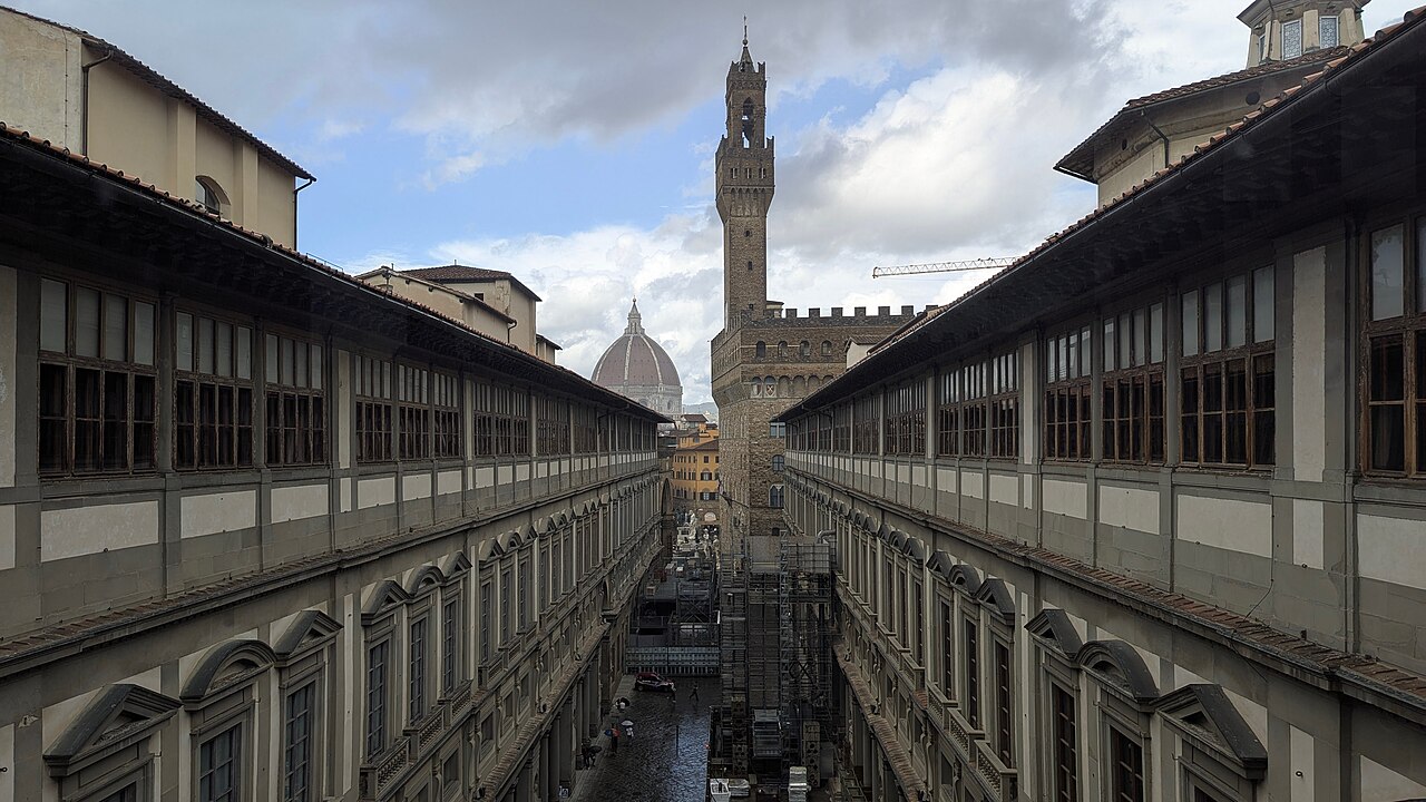 La cour des Offices vers le Palazzo Vecchio et la coupole du Duomo