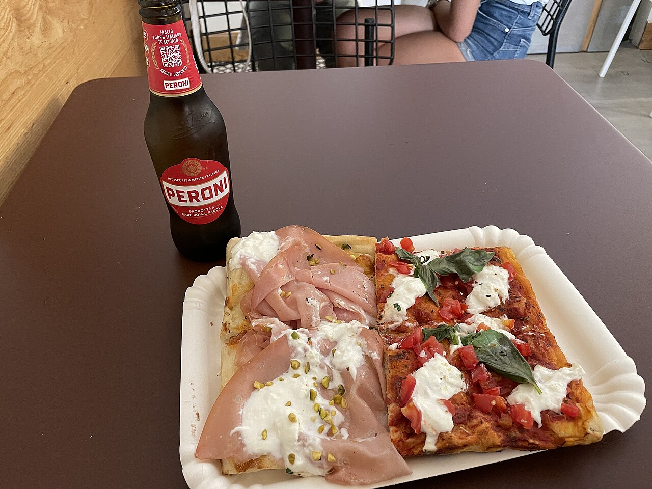 Pizza al taglio servie au comptoir à Rome