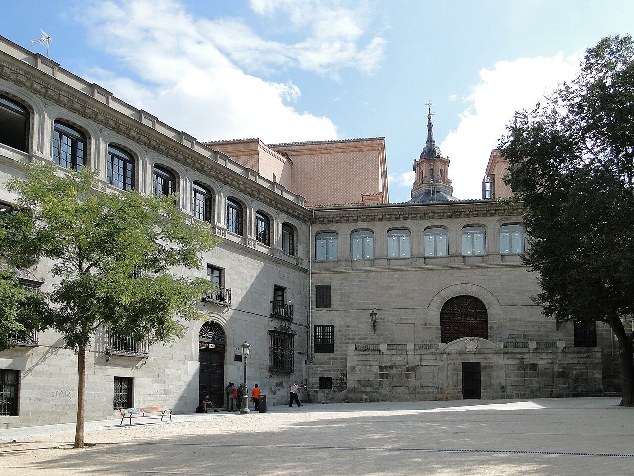 Le palais de Vargas et la Capilla del Obispo sur la plaza de la Paja