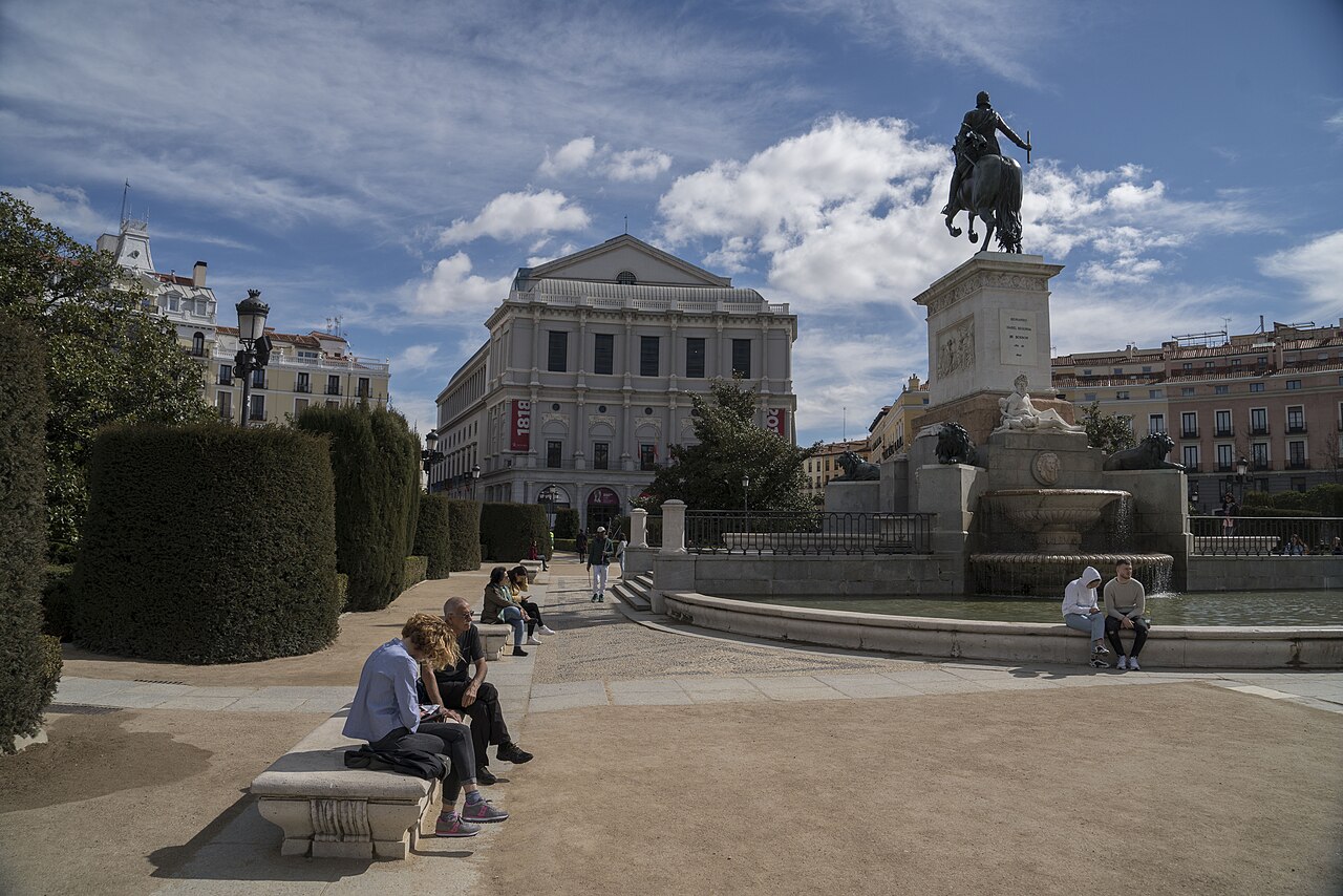 La statue équestre de Philippe IV sur la plaza de Oriente, devant le Teatro Real