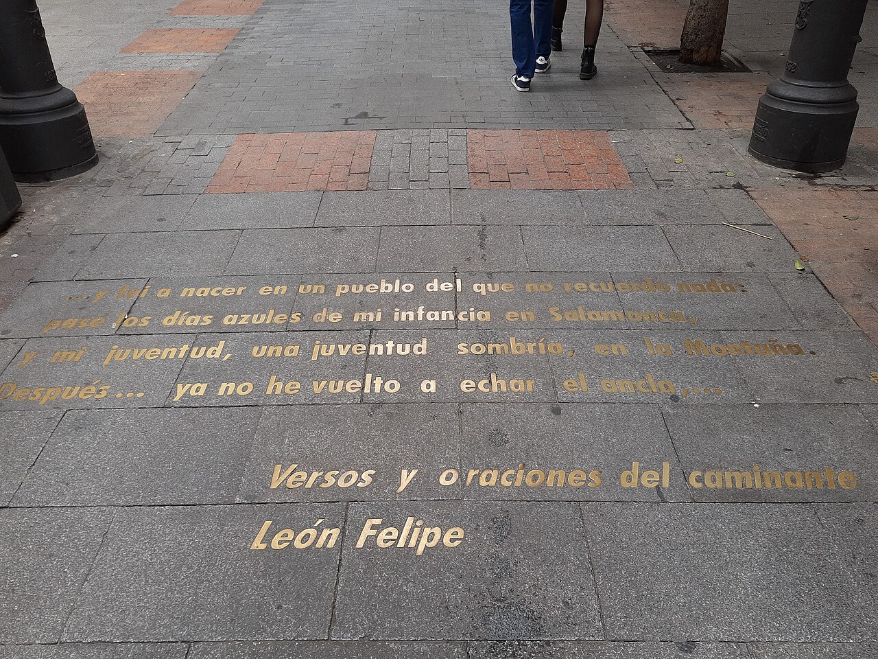 Une citation de León Felipe incrustée dans le pavé de la calle de las Huertas