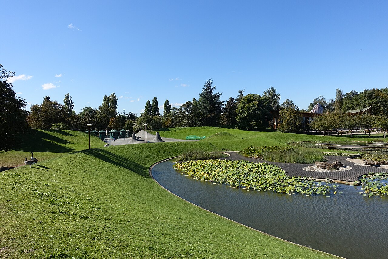 巴黎花卉公園的水池與草坪