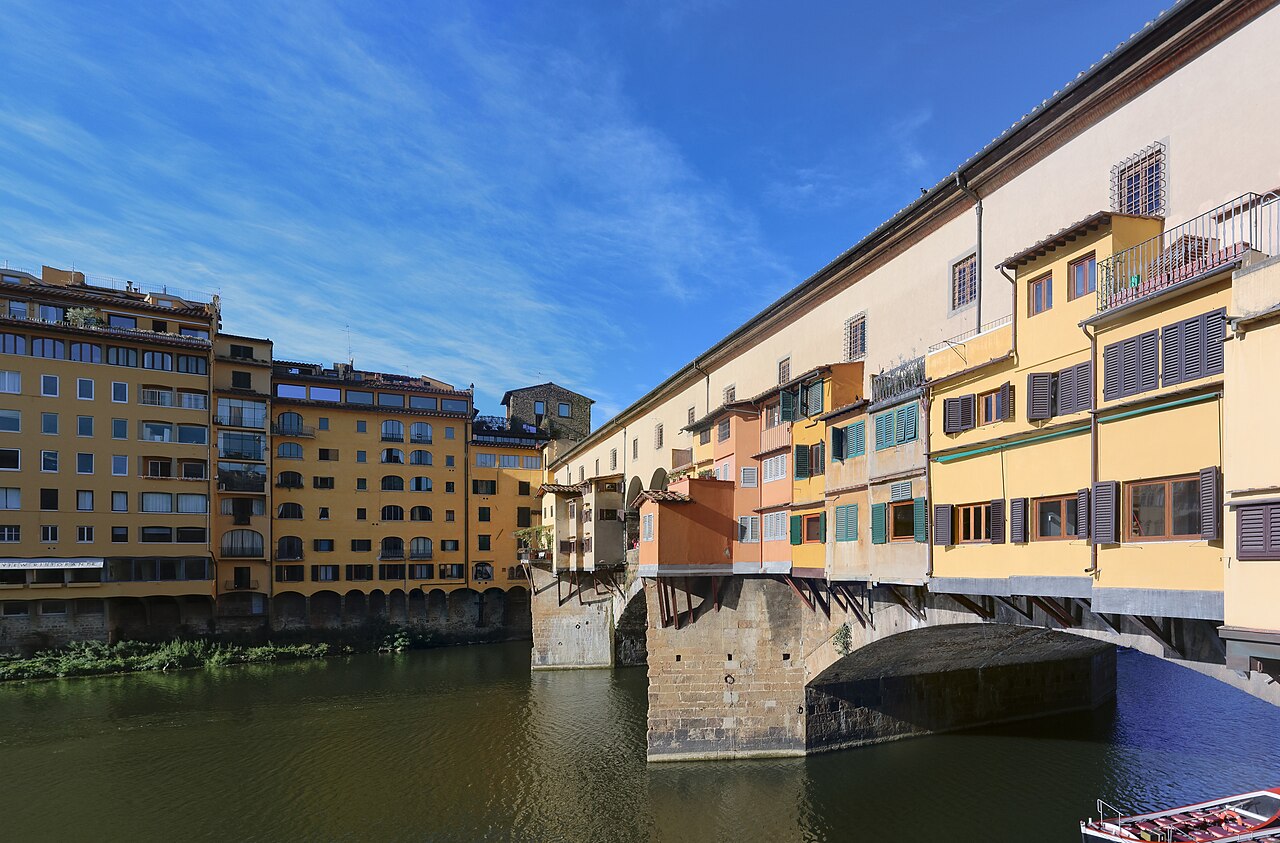 Le Ponte Vecchio et ses boutiques au-dessus de l'Arno