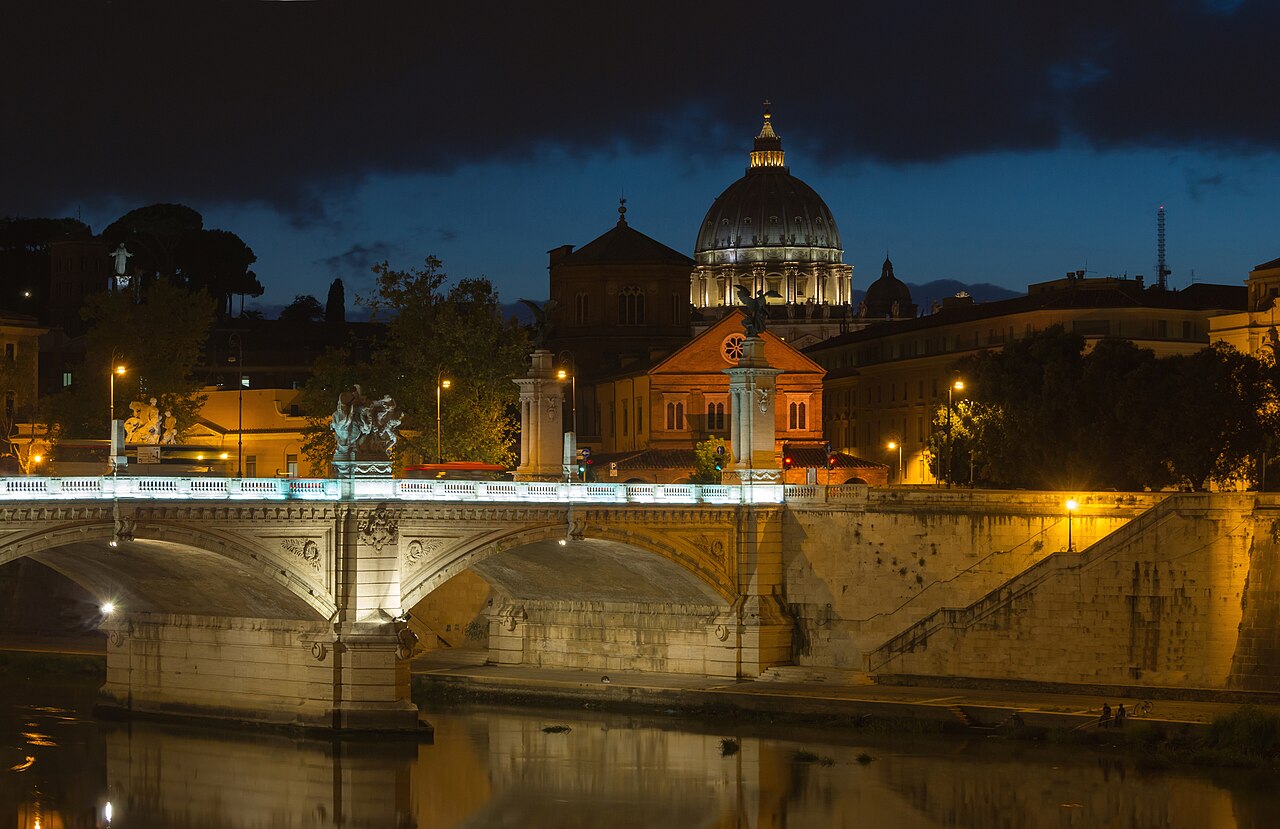 Le pont Victor-Emmanuel-II et la coupole de Saint-Pierre à la nuit tombée