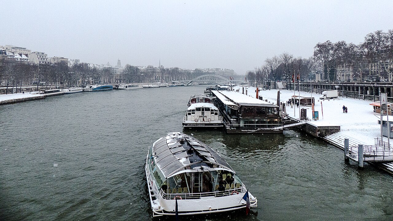 Battelli da crociera ormeggiati al port de La Bourdonnais sotto la neve, a gennaio
