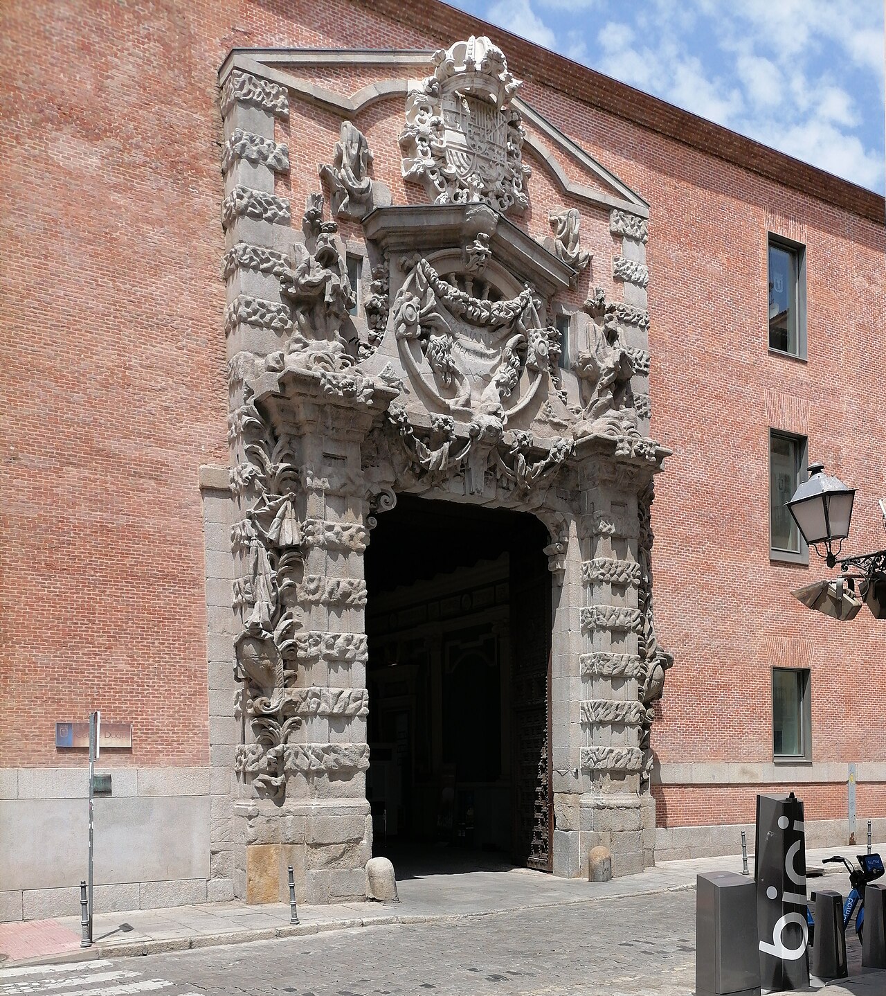 Le portail baroque du Cuartel del Conde Duque, à l'ouest de Malasaña