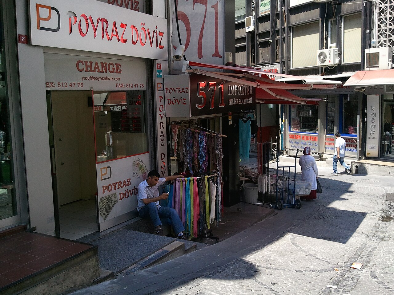 Argent à Istanbul : livre turque, carte bancaire et pourboire