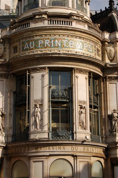 Les façades et les trois magasins