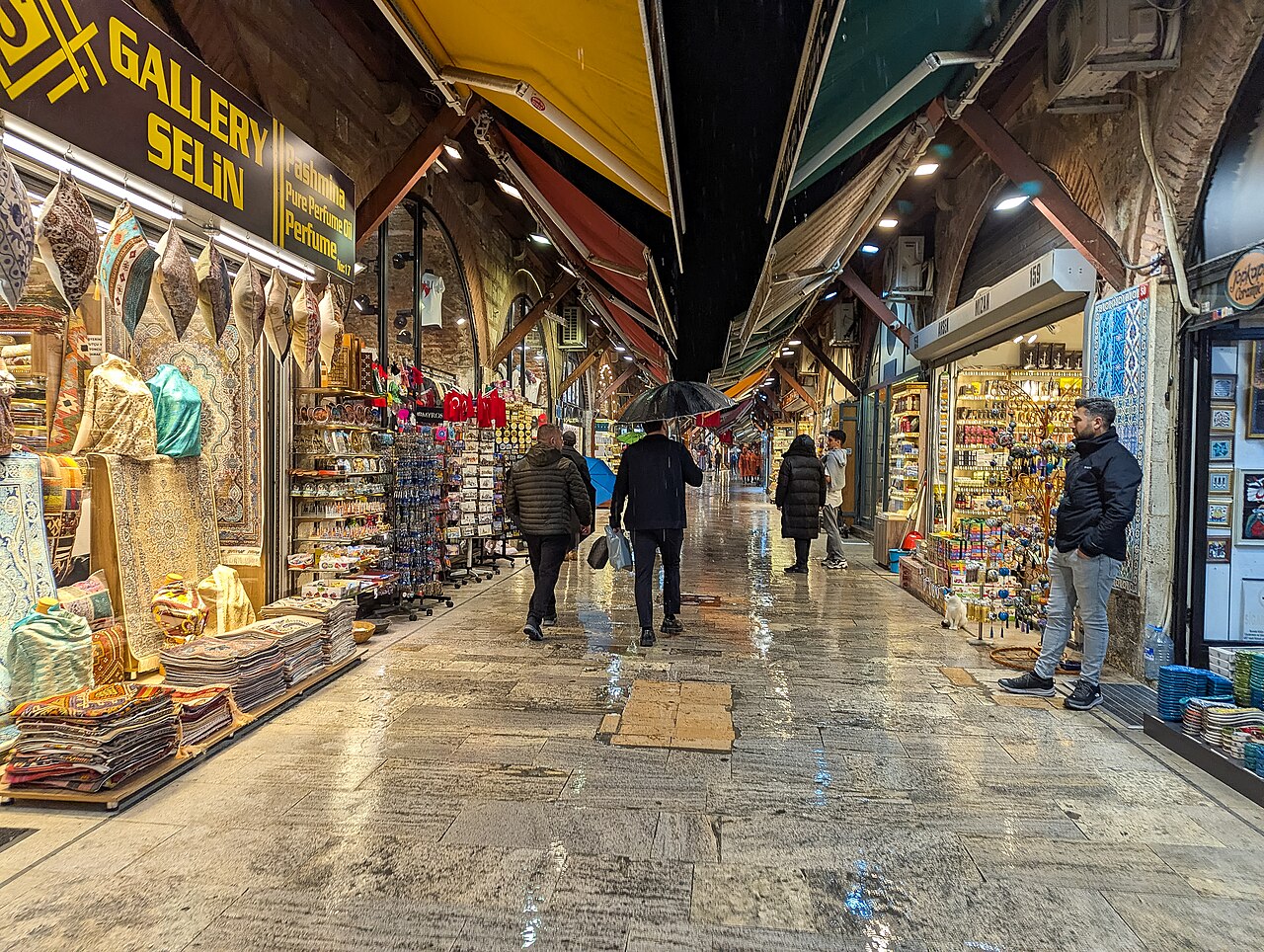 Boutiques de textiles et de souvenirs dans l'Arasta Bazar