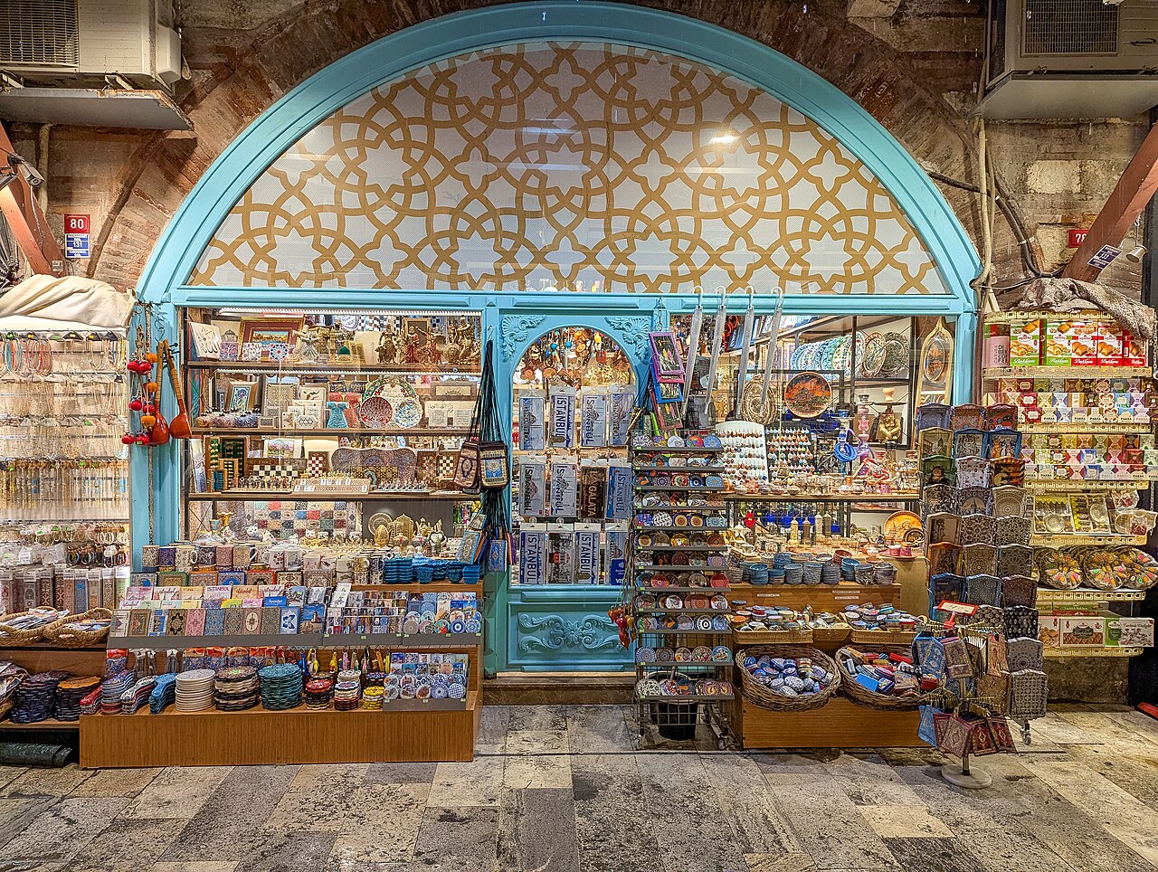 Céramiques, lampes et petits objets