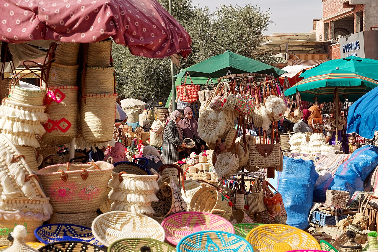 Place des Épices (Rahba Kedima) : épices, paniers et criée aux tapis