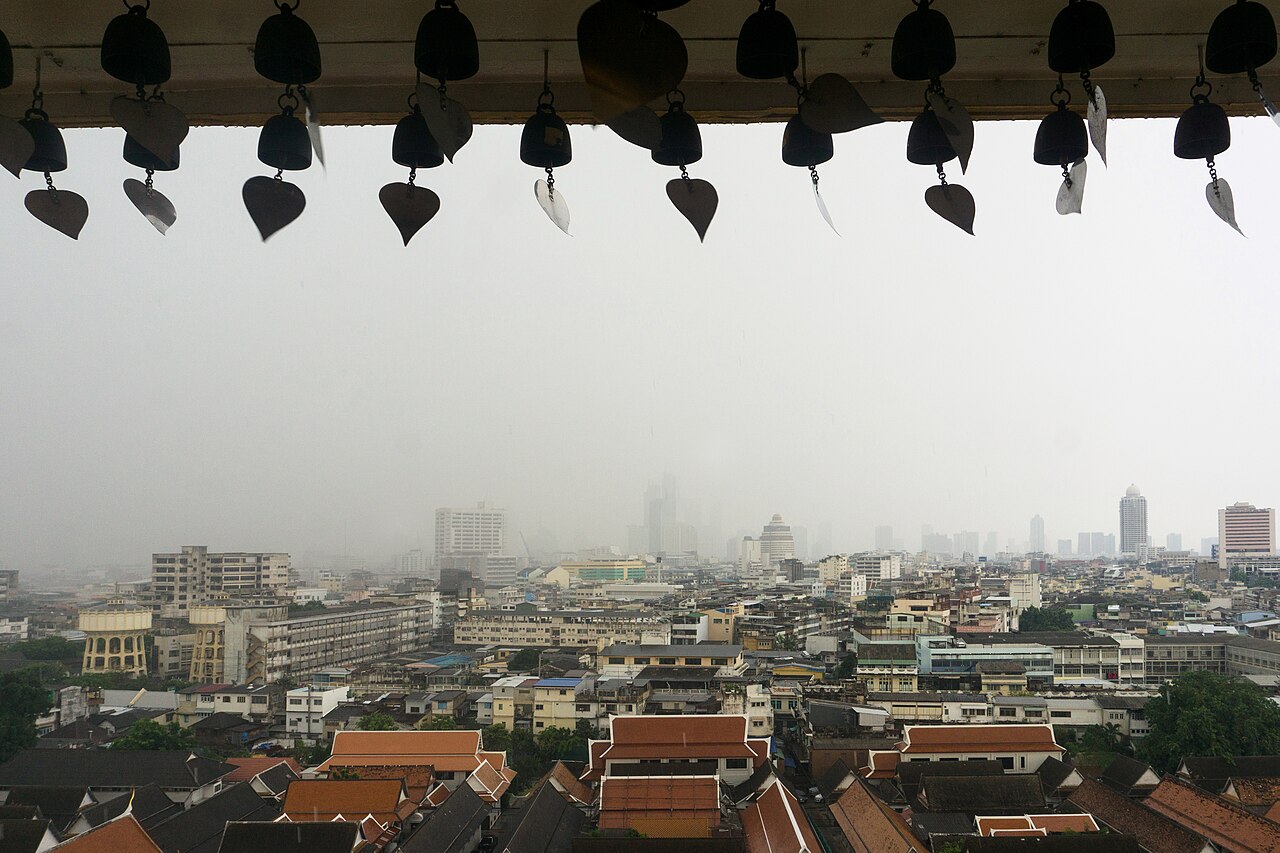 Pluie sur Bangkok vue depuis le Mont d'Or (Wat Saket), en mai