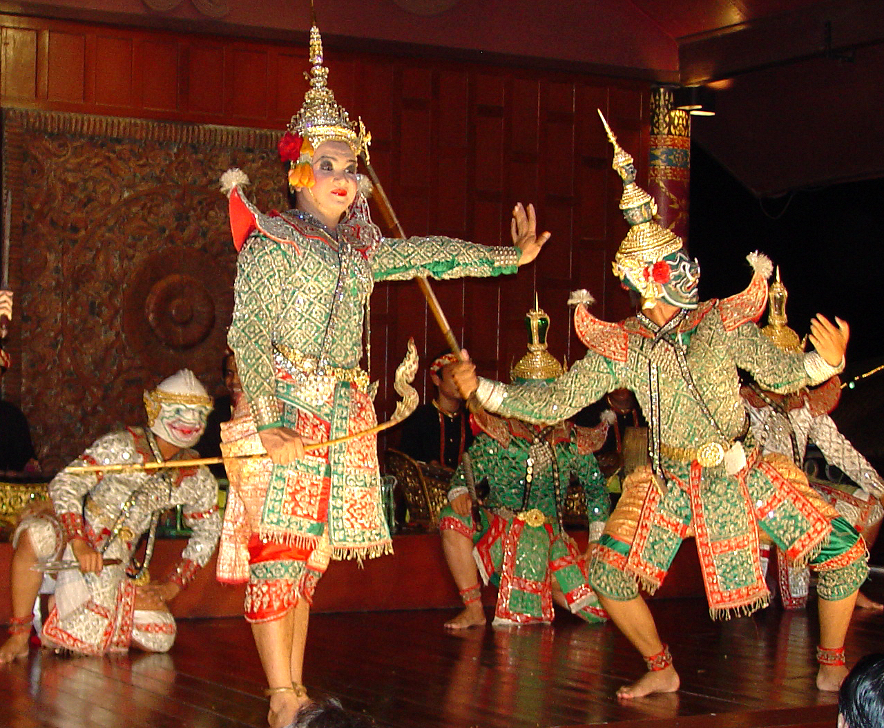 Danseurs masqués du Ramakien lors d'un dîner-spectacle dans un hôtel de Bangkok