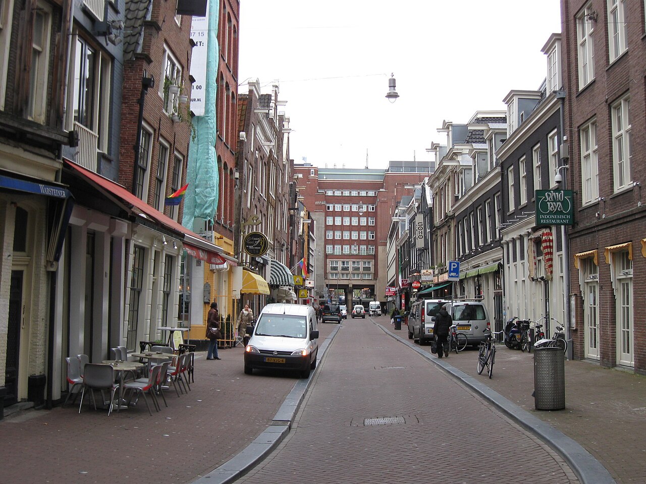 De Reguliersdwarsstraat, straat met LHBTIQ+-bars, met een regenboogvlag