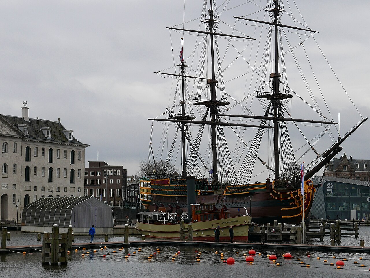 De replica van het schip Amsterdam afgemeerd voor het Scheepvaartmuseum
