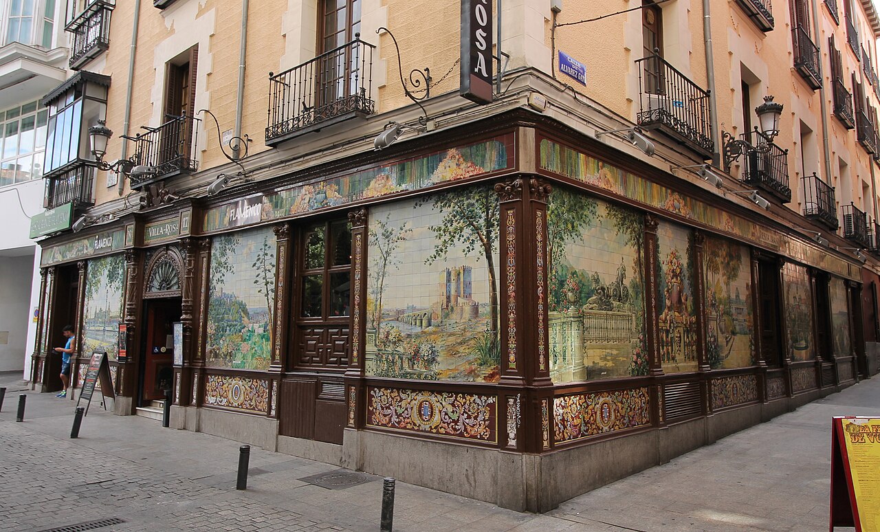 La façade en azulejos du Villa Rosa, plaza de Santa Ana