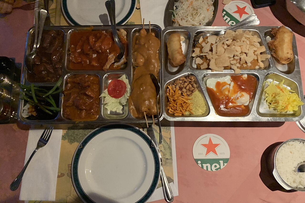 Une rijsttafel indonésienne servie dans un restaurant