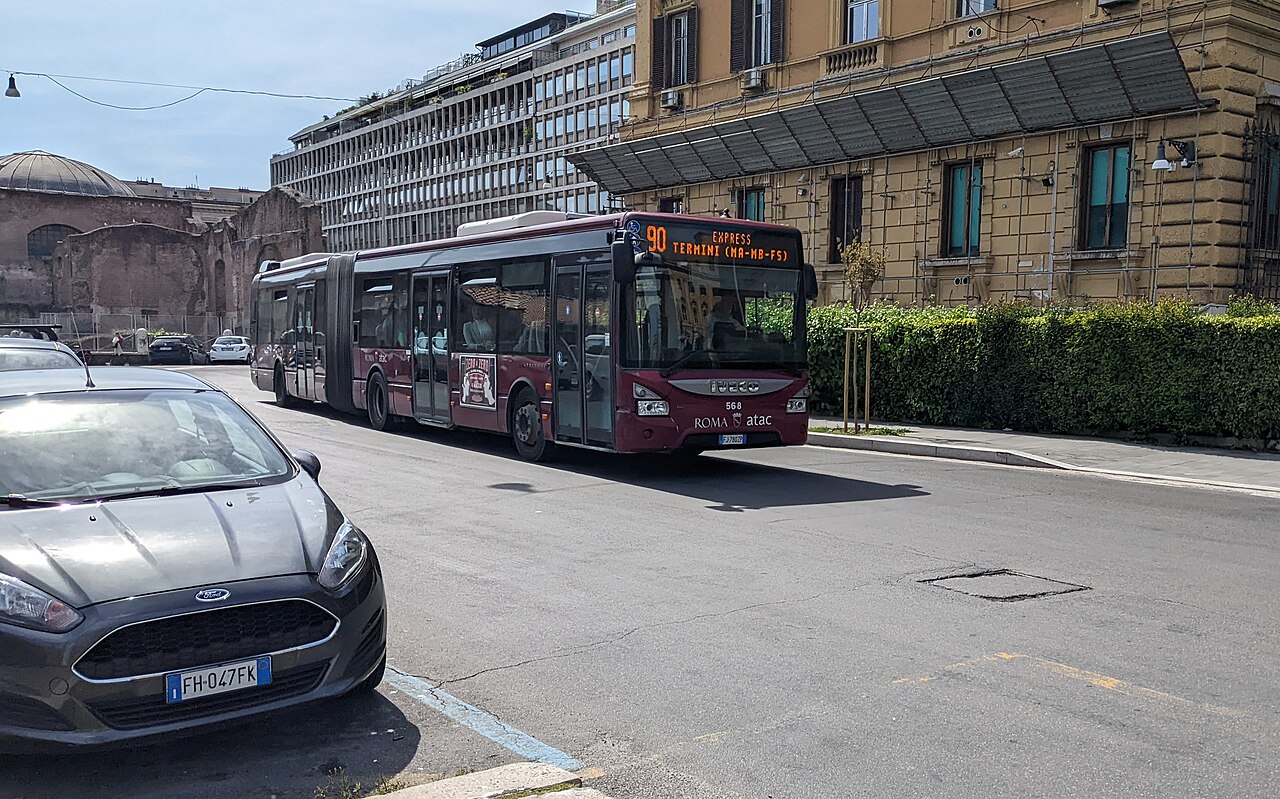 Bus ATAC de la ligne 90 devant la gare Termini