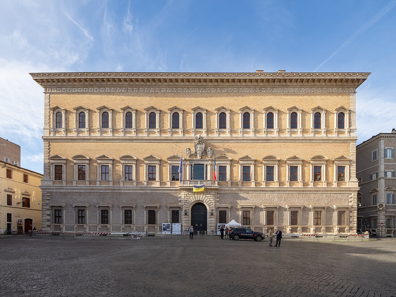 Campo de' Fiori : le marché, la place et le palais Farnèse