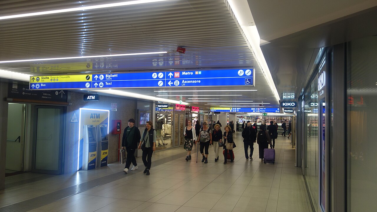 Atrio della stazione Termini con gli sportelli bancomat