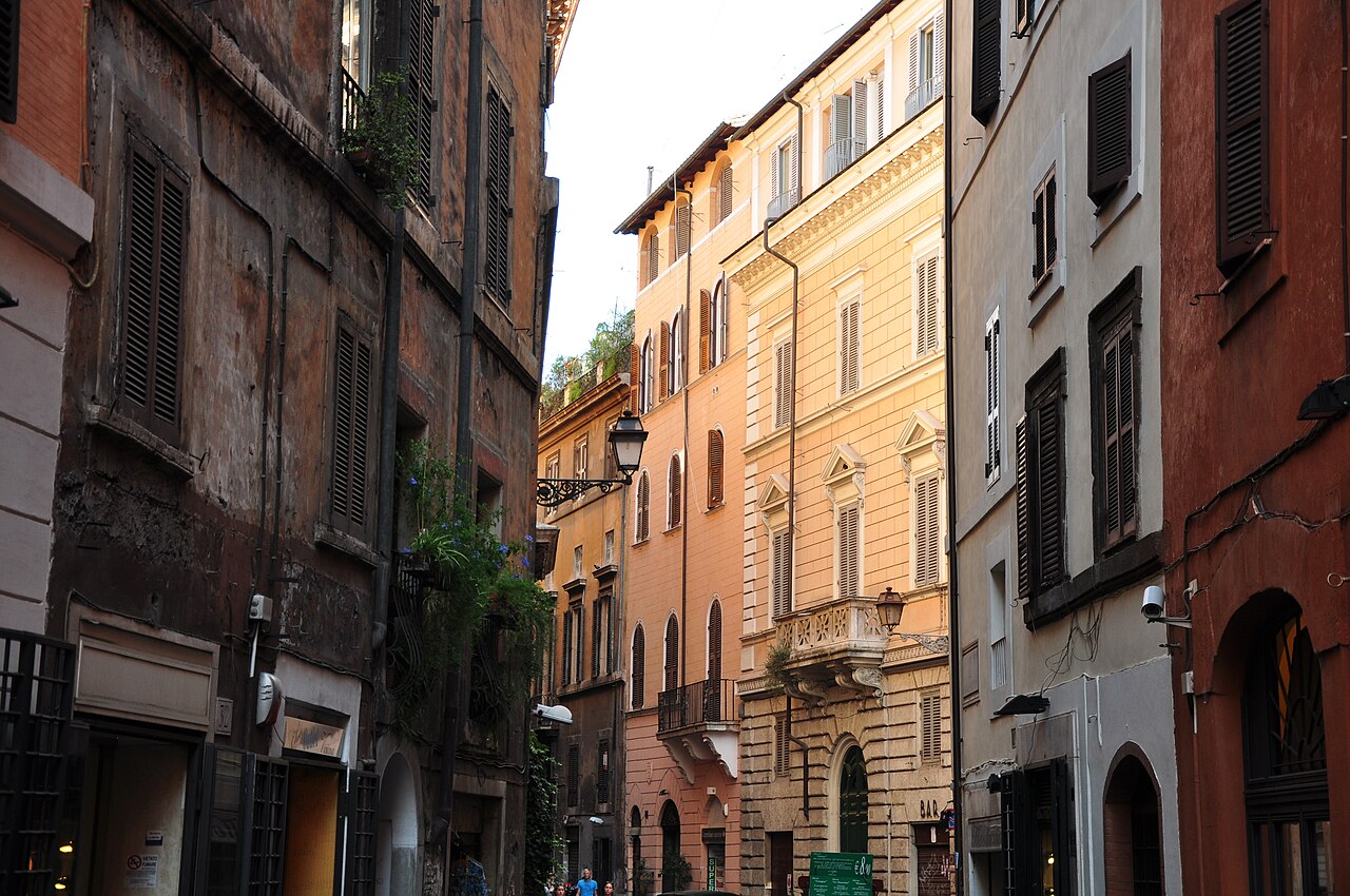 Une rue du centre historique de Rome, entre la place Navone et le Panthéon