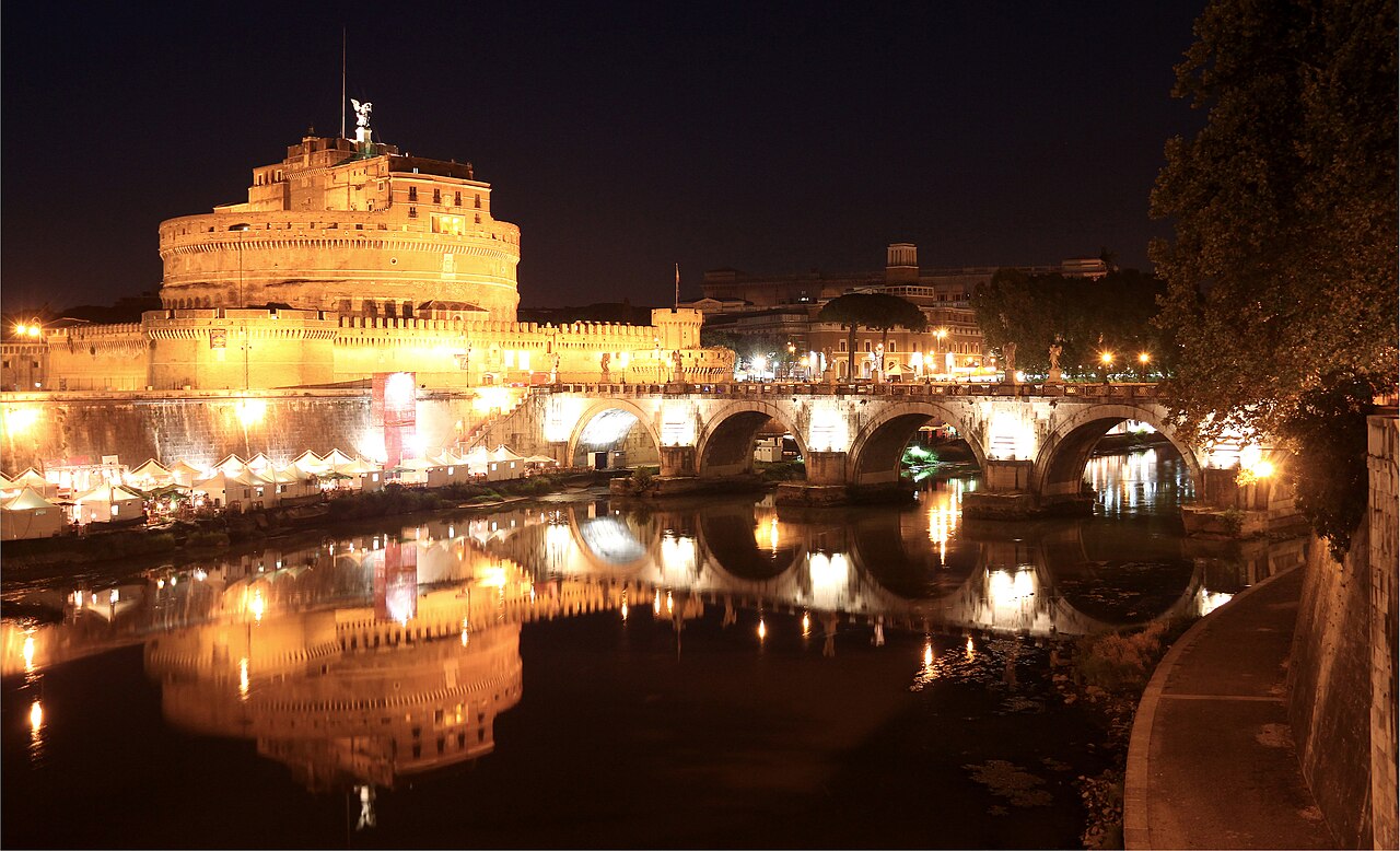 Le château Saint-Ange et le pont Saint-Ange illuminés, reflétés dans le Tibre
