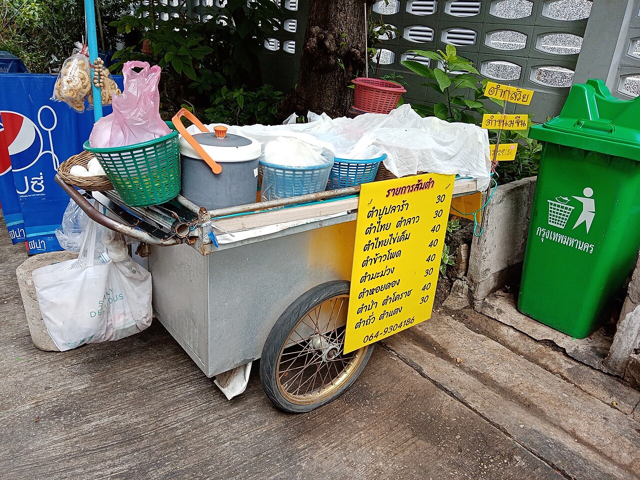 Chariot de vendeur de som tam avec la liste des prix en bahts