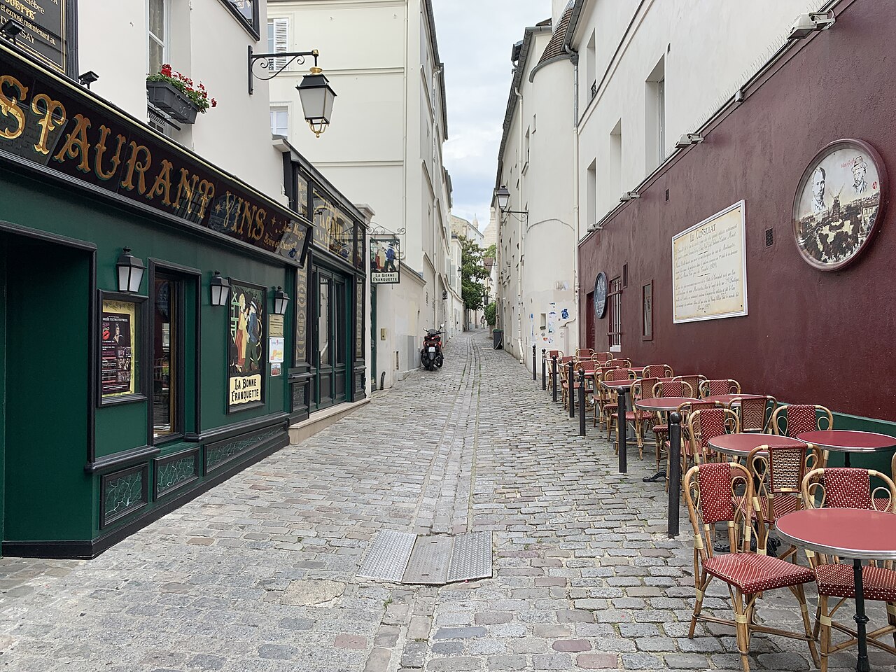 Brukowana rue Saint-Rustique na Montmartre