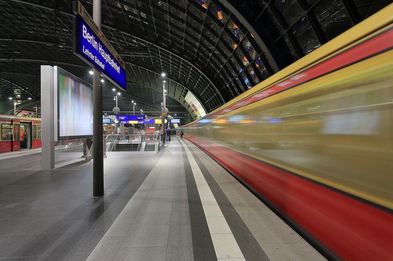Поезд S-Bahn на вокзале Berlin Hauptbahnhof