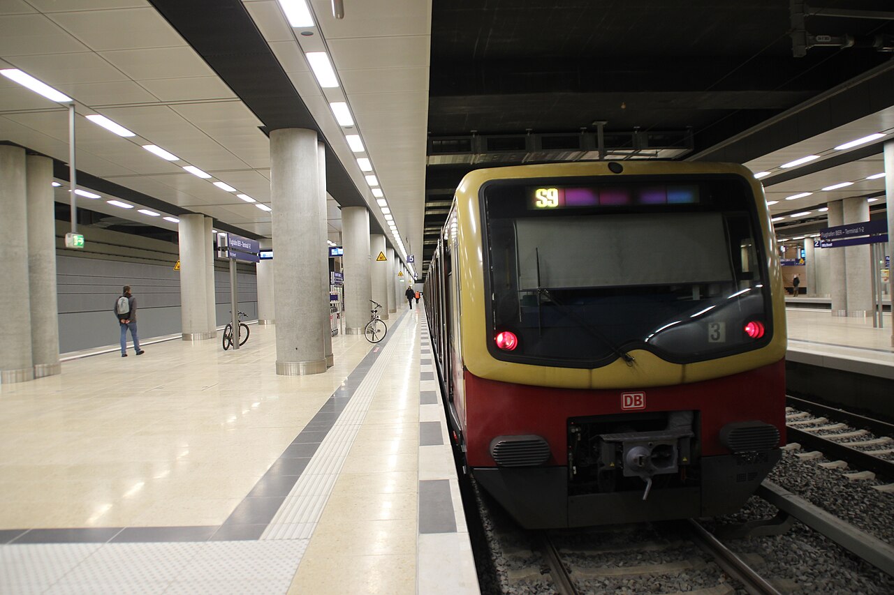 Rame de la S-Bahn S9 à quai en gare de l'aéroport BER