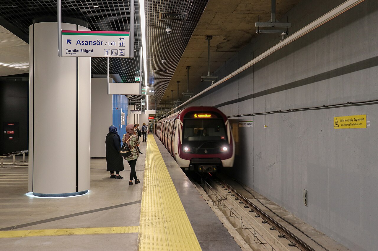 Rame de la ligne M4 en station Sabiha Gökçen Havalimanı