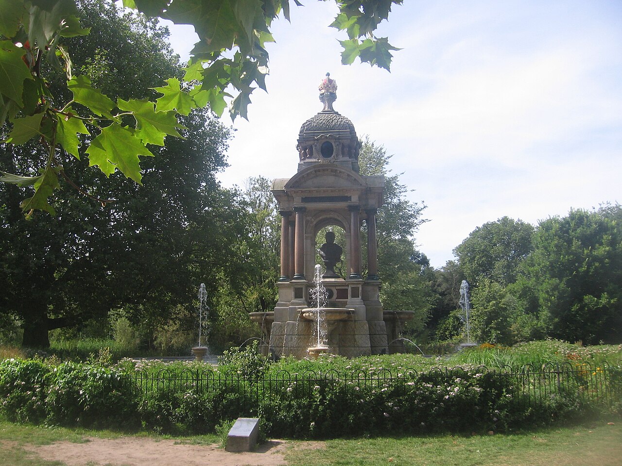 Le monument Sarphati au centre du Sarphatipark