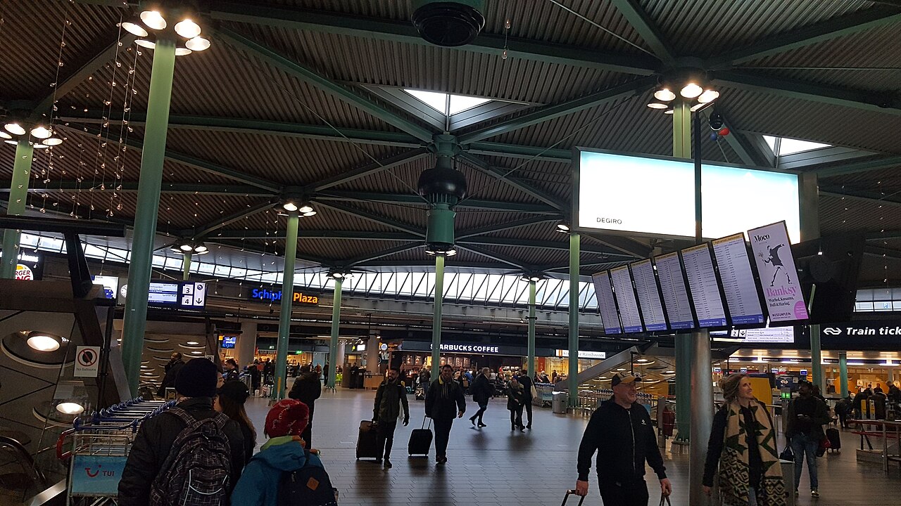 The Schiphol Plaza hall, with its shops and the way to the station