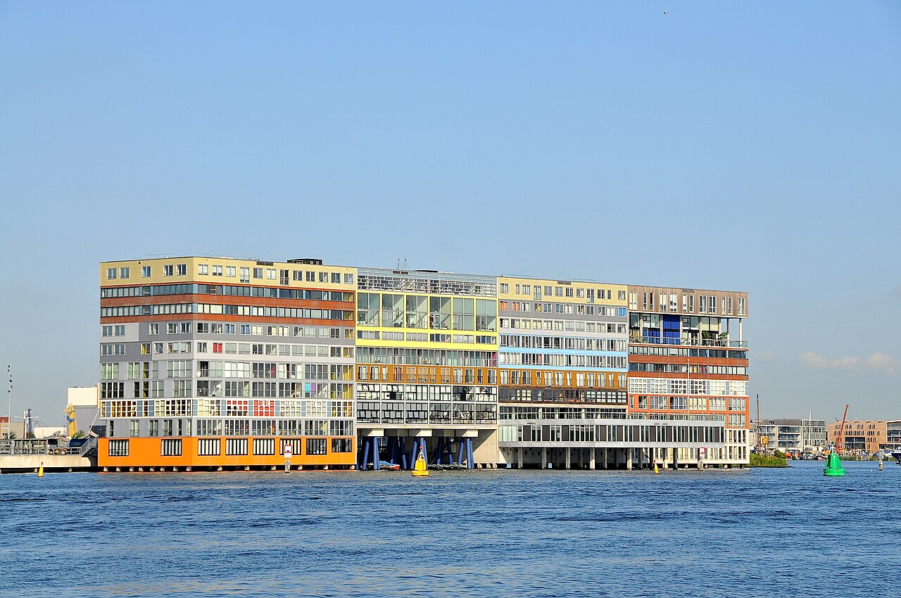 Het Silodam van MVRDV, een woongebouw met kleurrijke gevels in het IJ