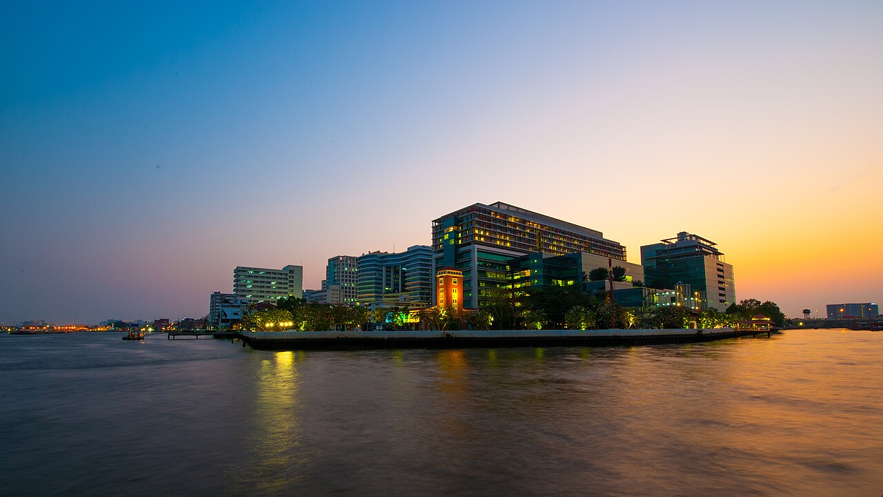 L'hôpital Siriraj au bord du Chao Phraya, au crépuscule