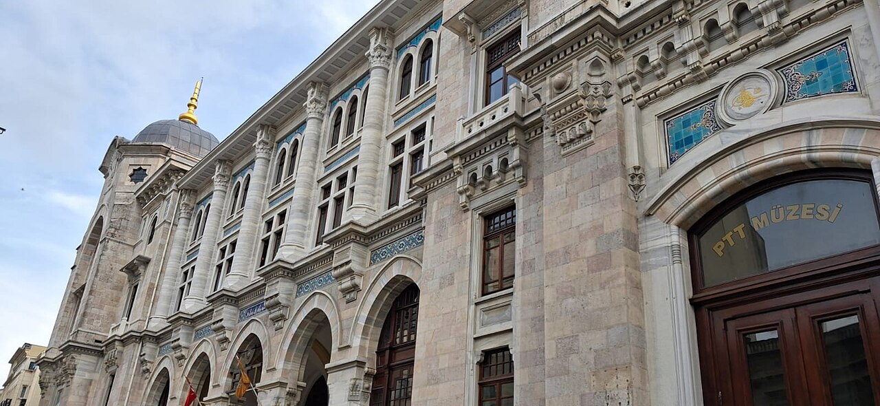 The Sirkeci Grand Post Office, by Vedat Tek, and the entrance of the PTT museum
