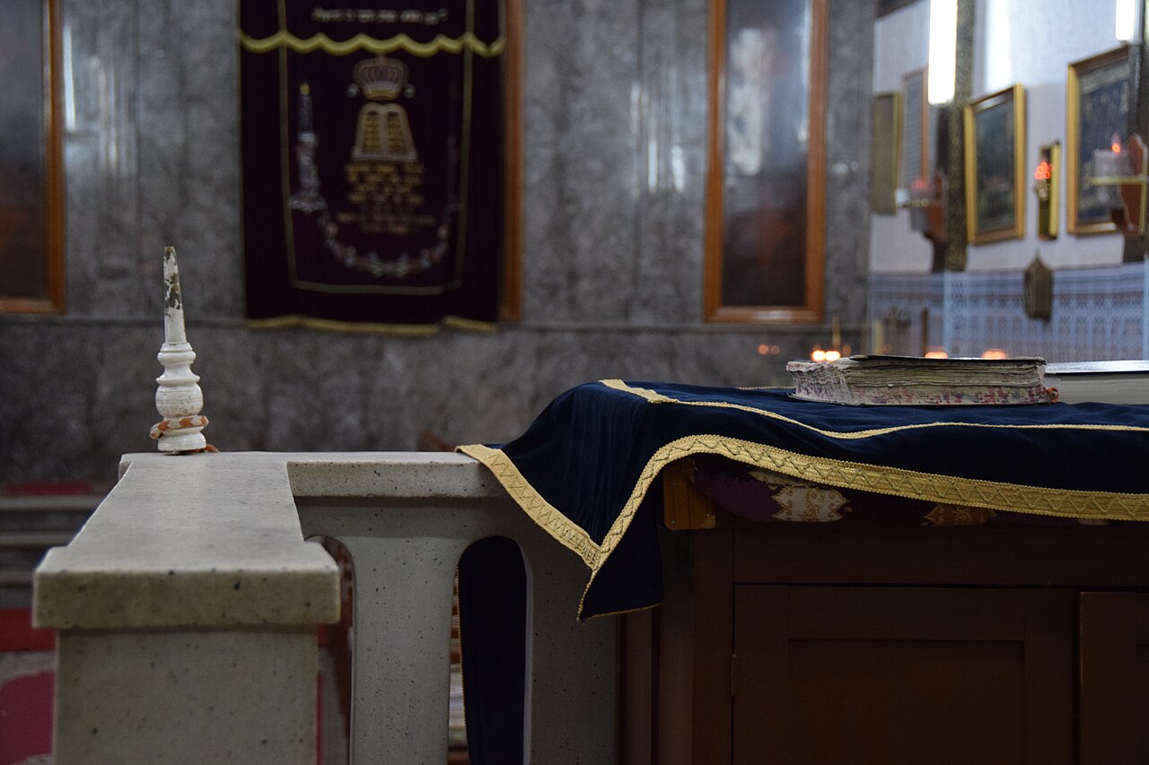 Bimah and covered scrolls inside the Slat al-Azama synagogue