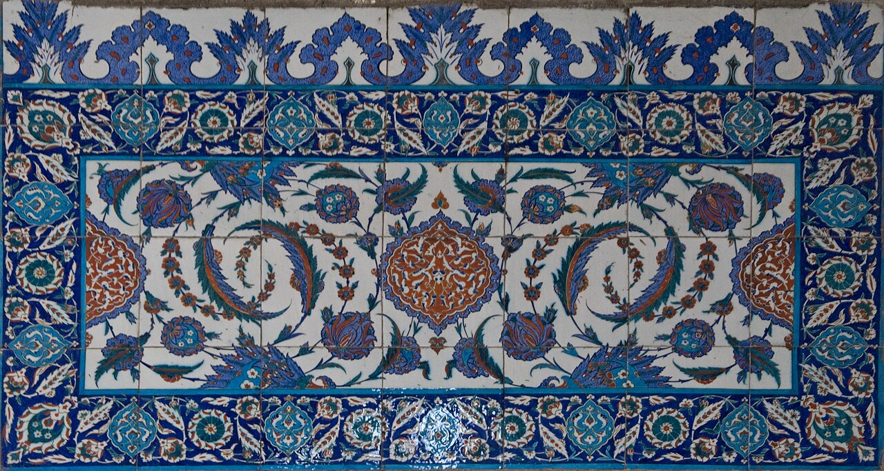 Panneau de faïences d'Iznik à fleurs bleues et rouges dans la mosquée Sokollu Mehmet Pacha