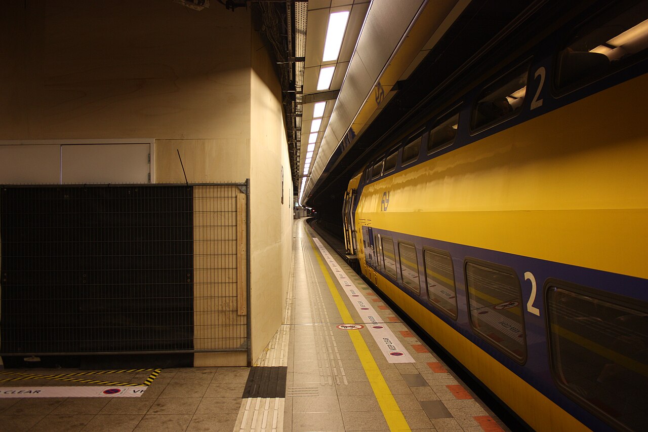 Quai de la gare de Schiphol Airport avec un train NS