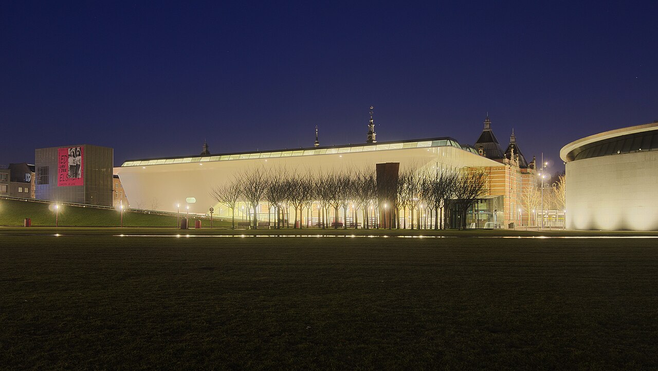 Le Stedelijk Museum et son extension blanche la nuit