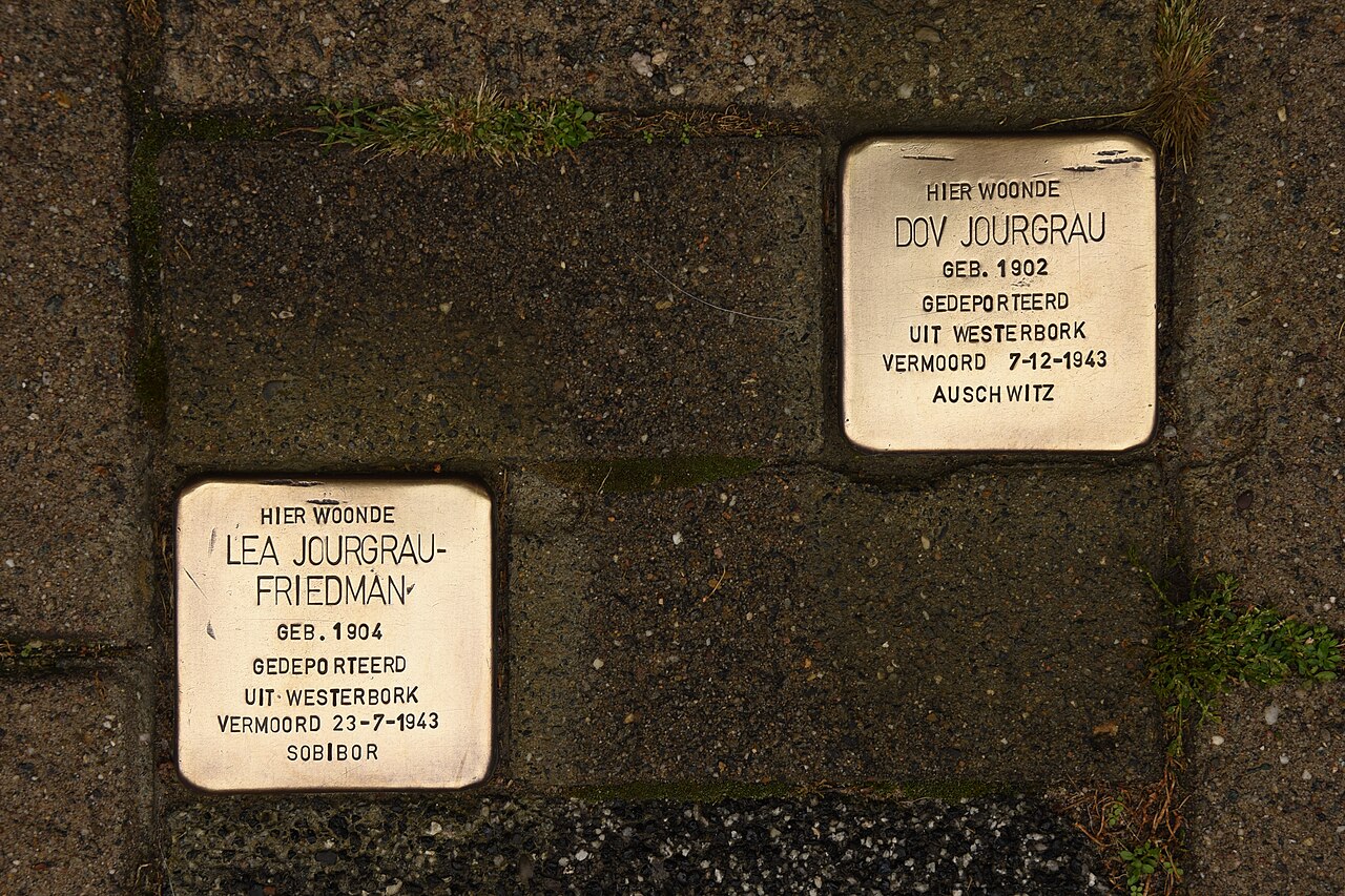 Deux Stolpersteine dans un trottoir d'Amsterdam
