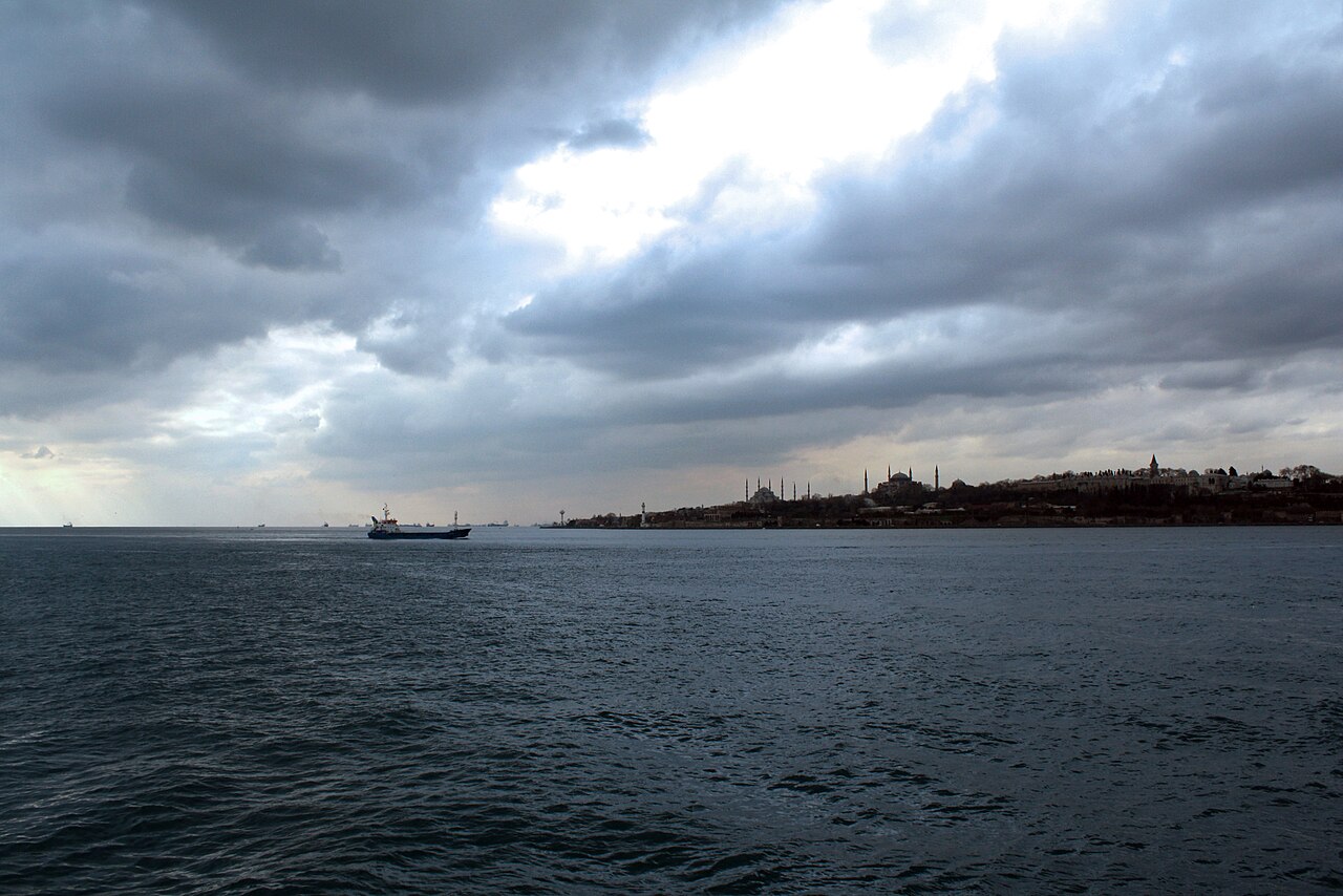 Ciel d'orage sur la pointe du Sérail et la vieille ville, vue du Bosphore