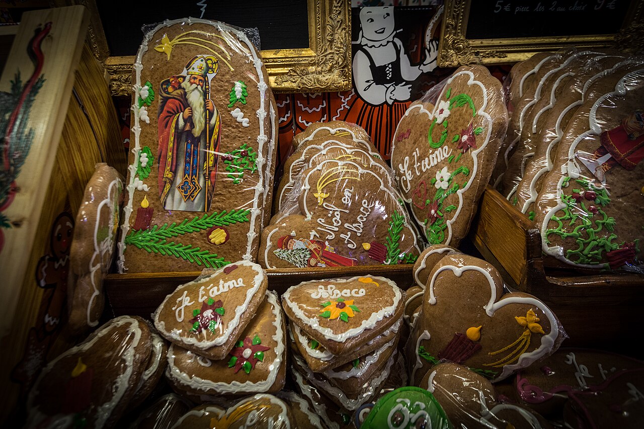 斯特拉斯堡圣诞市集(Christkindelsmärik)摊位上装饰精美的香料面包